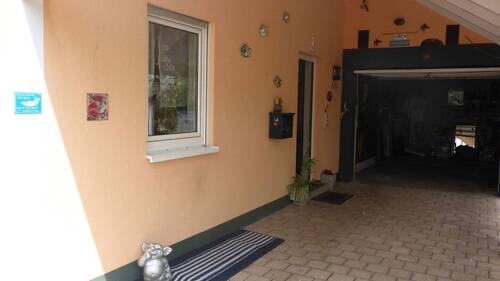 Hauseingang & Garage - 
