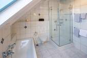 Tageslichtbad mit Wanne & Dusche - 