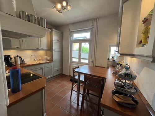 Küche mit Einbauküche - 1 Zimmer Mehrfamilienhaus, Wohnhaus in Bad Vilbel