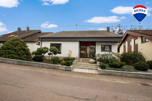 Front - Repräsentativer Bungalow in Wallerfangen