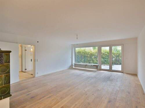 Großzügiges, helles Wohnzimmer - 5 Zimmer Doppelhaushälfte zur Miete in Leonberg