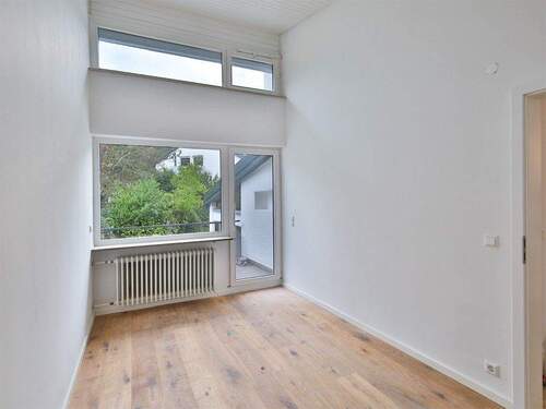 Helles Kinderzimmer mit Balkonzugang - 