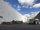 Außenansicht Produktionshalle 16 m hoch, rechts Lagerhalle - Investment: Voll vermietete Light-Industrial-Halle, Produktions- und Lagerfläche in Düren