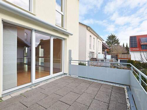 Schöner, großer Balkon mit elektrischer Markise - 6 Zimmer Doppelhaushälfte in Nufringen