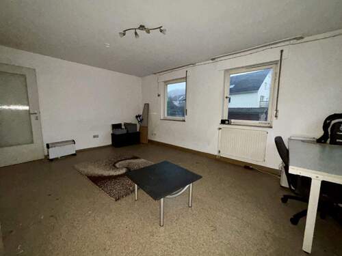 Wohnzimmer - Erdgeschoss - 6 Zimmer Einfamilienhaus in Albstadt