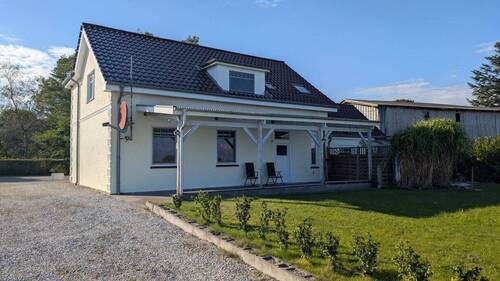 Gartensicht mit überdachter Terrasse - 1 Zimmer Mehrfamilienhaus, Wohnhaus in Stoltebüll