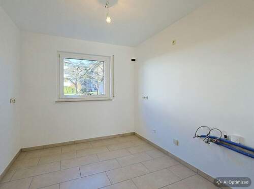 [KI-optimiertes Foto] Visualisierte Küche mit hellen Bodenfließen - 