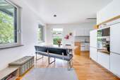 Wohnbereich - AIGNER - Wohnen auf zwei Ebenen - helle 3-Zimmer-Gartenwohnung in Pasing