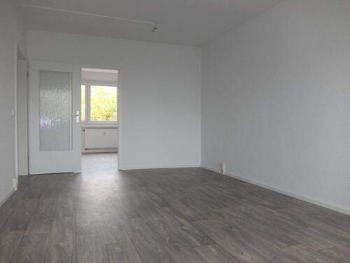 Wohnzimmer(2) - Etagenwohnung mit 58,30 m&sup2; in Döbeln zur Miete