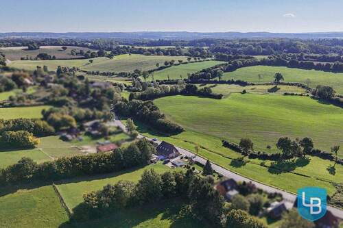 Umgeben von Feldern - 