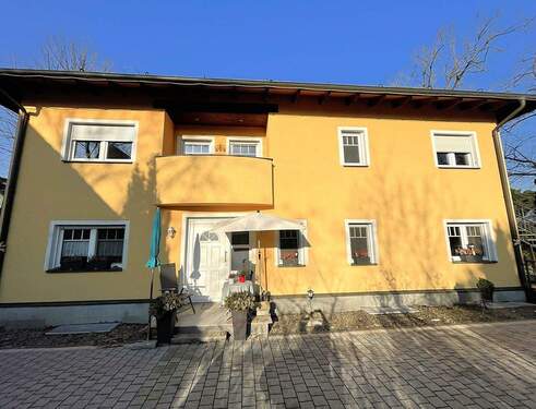 Ansicht Hauseingang - 4 Zimmer Mehrfamilienhaus, Wohnhaus zum Kaufen in Schildow