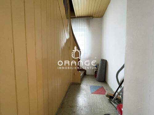 Über eine feste Holztreppe geht es zum Dachboden - 