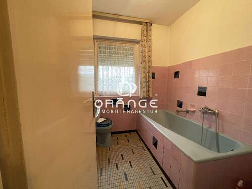 Das Wannenbad mit Fenster im EG - 