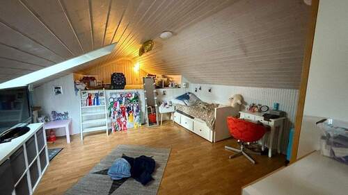 Zimmer im Dachgeschoss - 