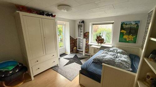 Zimmer mit Terrassentür im Erdgeschoss - 