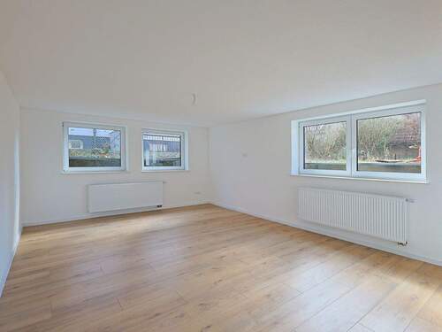 Heller, geräumiger Wohn- und Essbereich - Erstbezug nach Kernsanierung: Moderne Wohnung mit Gartenzugang