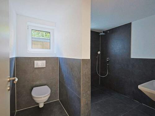 Modernes Tageslichtbad mit bodentiefer Dusche - Etagenwohnung mit 46,00 m&sup2; in Leinfelden-Echterdingen zur Miete