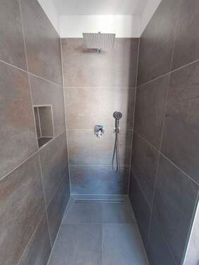 und Duschablagenbereich - 