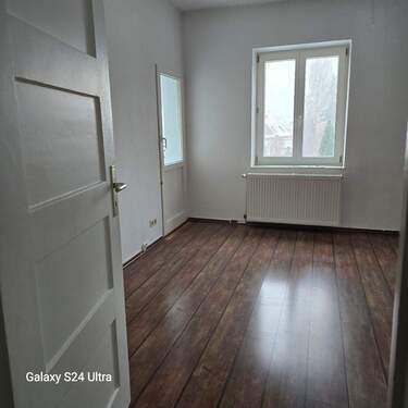 Zimmer mit Balkon.jpeg - Etagenwohnung mit 84,00 m&sup2; in Frankfurt (Oder) zur Miete