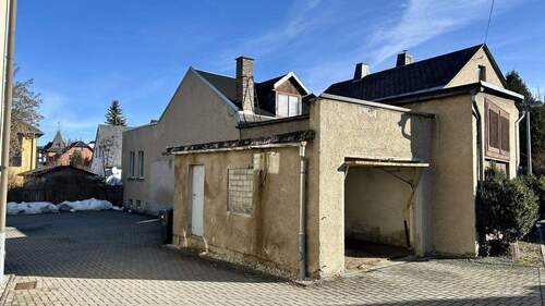 Hintere Zufahrt mit Garage und Stellplätzen - 