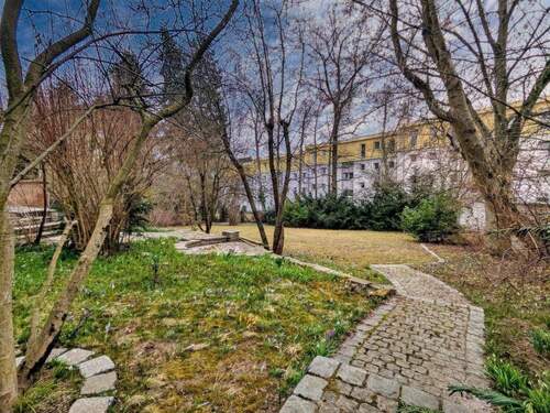 Blick in den Garten - Einfamilienhaus mit 124,00 m&sup2; in Zirndorf zum Kaufen