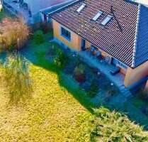 Einfamilienhaus mit Einliegerwohnung, zwei Garagen und großem Grundstück - Schlüsselfeld Heuchelheim