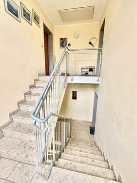 helles Treppenhaus - 3 Zimmer Etagenwohnung in Neustadt