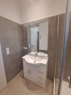 Bad mit Dusche 2.jpeg - Etagenwohnung mit 45,00 m&sup2; in Nürnberg zum Kaufen