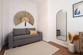 11 Weinbergsweg_Schlafzimmer2_Schlafsofa_Faecher_Spiegel.jpg - 