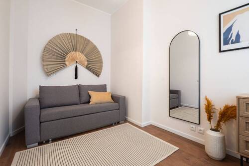 11 Weinbergsweg_Schlafzimmer2_Schlafsofa_Faecher_Spiegel.jpg - 