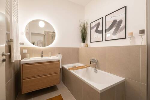 13 Weinbergsweg_Bad_Waschtisch_Badewanne.jpg - 