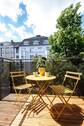 01 Weinbergsweg_Balkon_Sitzgruppe_Strassenblick.jpg - 