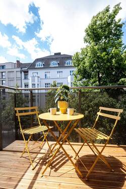 01 Weinbergsweg_Balkon_Sitzgruppe_Strassenblick.jpg - 
