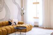 05 Weinbergsweg_Wohnzimmer_Sofa_Fenster.jpg - 3 Zimmer Etagenwohnung zur Miete in Berlin