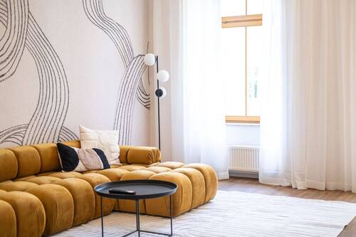 05 Weinbergsweg_Wohnzimmer_Sofa_Fenster.jpg - 3 Zimmer Etagenwohnung zur Miete in Berlin