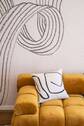 06 Weinbergsweg_Wohnzimmer_Sofa_Kissen_Detail.jpg - Etagenwohnung mit 84,00 m&sup2; in Berlin zur Miete