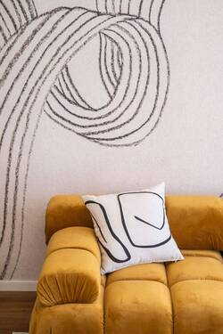 06 Weinbergsweg_Wohnzimmer_Sofa_Kissen_Detail.jpg - Etagenwohnung mit 84,00 m&sup2; in Berlin zur Miete