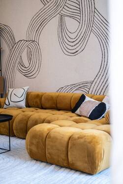 06 Weinbergsweg_Wohnzimmer_Sofa_Wandmalerei.jpg - 