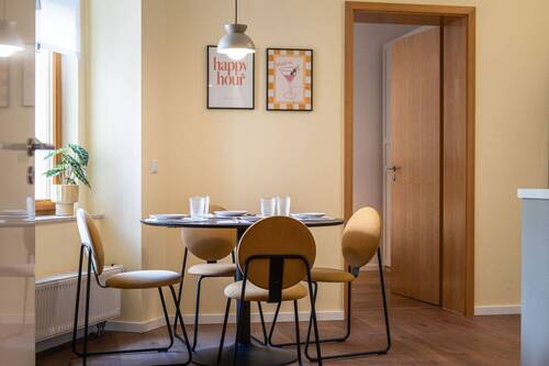 07 Weinbergsweg_Esszimmer_Tisch_Stuehle.jpg - 