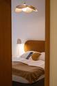 08 Weinbergsweg_Schlafzimmer1_Bett_Durchblick.jpg - 