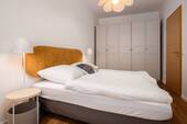 09 Weinbergsweg_Schlafzimmer1_Bett_Kleiderschrank.jpg - 