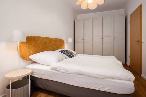 09 Weinbergsweg_Schlafzimmer1_Bett_Kleiderschrank.jpg - 