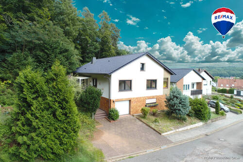 RE/MAX Immobilien DeLux Haus Reimsbach - Charmantes Familienhaus mit Garten