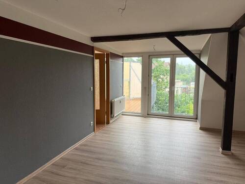 Wohnzimmer mit Dachbalkon - ländliche 2- Raumwohnung mit großem Dachbalkon in Reichenbach !