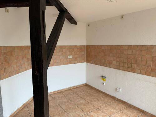 Küche mit Fliesenwand - Etagenwohnung mit 53,00 m² in Reichenbach zur Miete