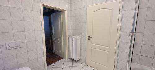 Badezimmer mit Zugang zum Schlafzimmer - 