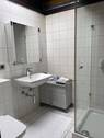 neuwertiges Duschbad mit Oberlichtern - 
