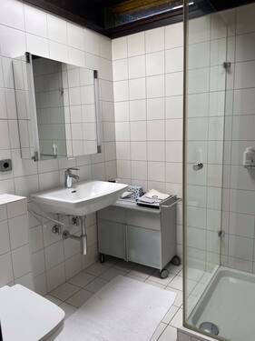 neuwertiges Duschbad mit Oberlichtern - 
