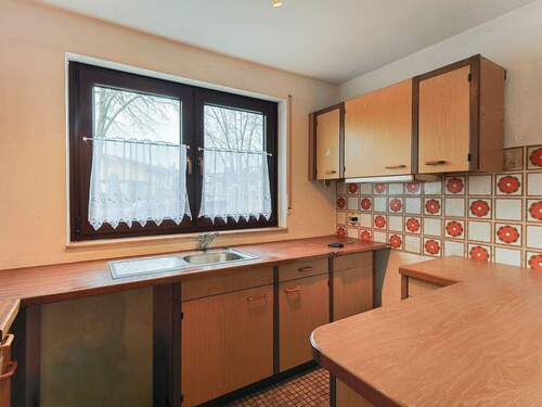 Helle Küche mit funktionaler Raumaufteilung - 