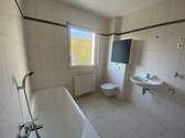 Badezimmer mit Badewanne und Dusche - 